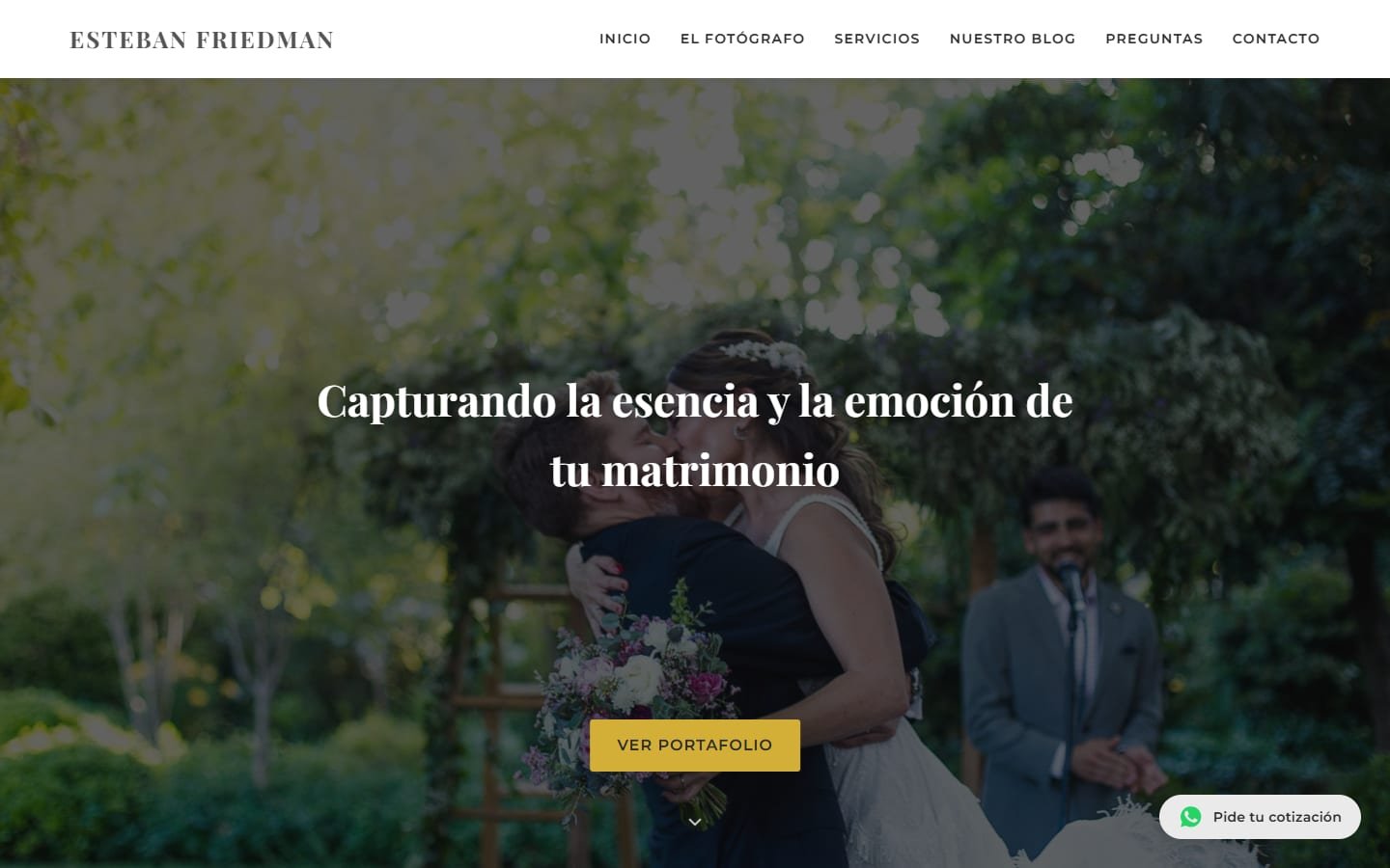 Portada del sitio de Esteban Friedman Fotografía: una pareja de novios abrazándose en una ceremonia al aire libre, con el lema Capturando la esencia y la emoción de tu matrimonio