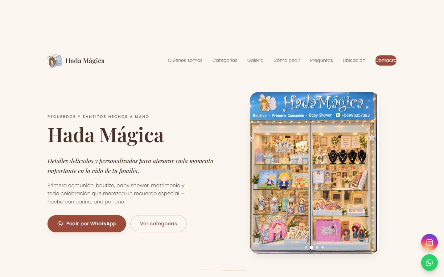 Portada del sitio de Hada Mágica: el nombre de la marca junto a la vitrina de la tienda con su letrero, santitos y recuerdos personalizados
