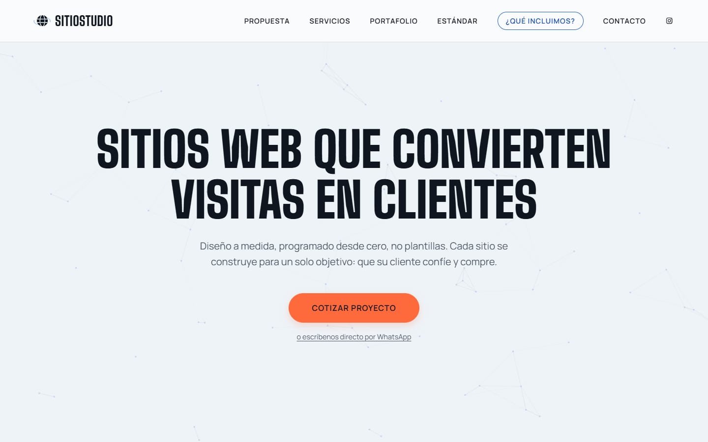 Portada de SitioStudio: el titular Sitios Web que Convierten Visitas en Clientes sobre fondo azul claro con una red de nodos
